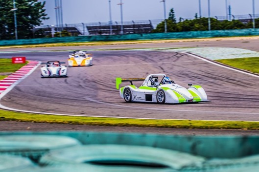 学员驾驶全新一代Radical SR1、SR3进行赛道练习